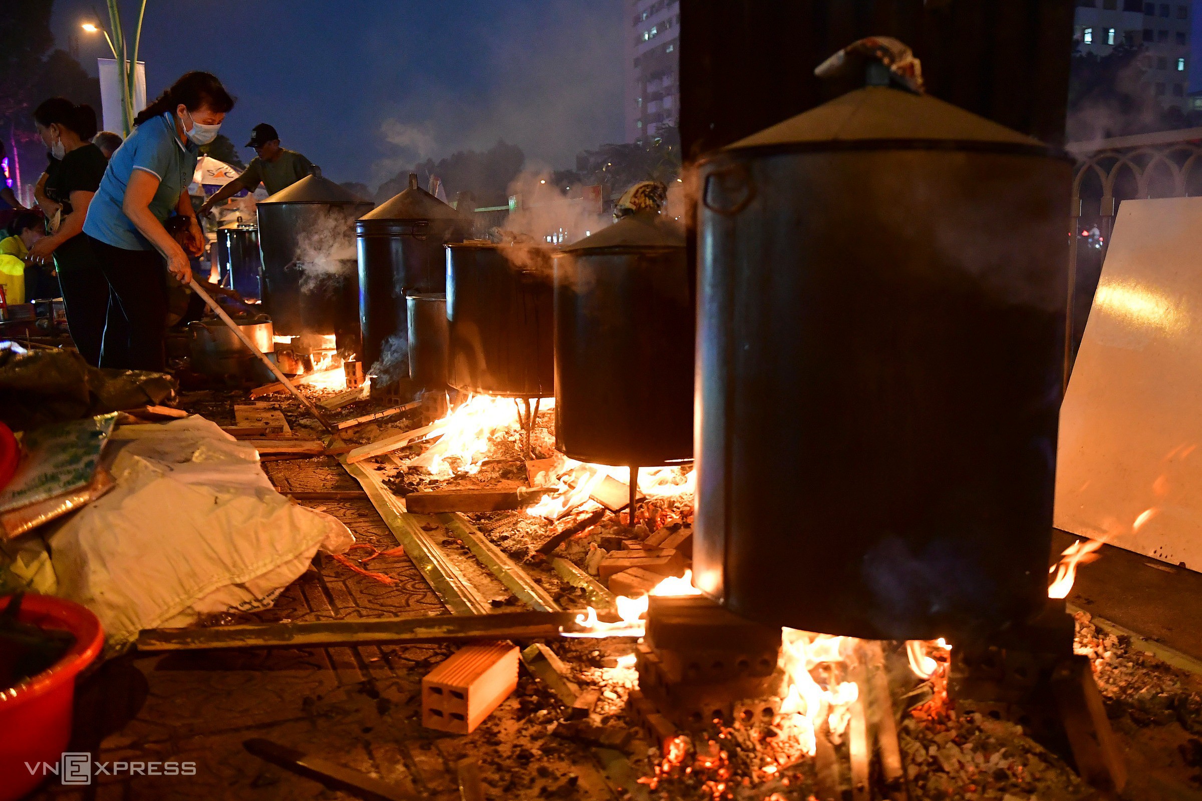 Nấu 2.000 bánh tét bên bờ kênh TP HCM tặng người khó khăn - 4