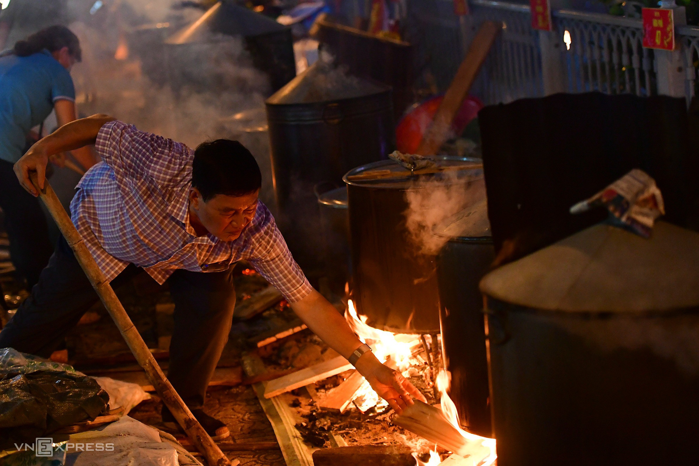Nấu 2.000 bánh tét bên bờ kênh TP HCM tặng người khó khăn - 5
