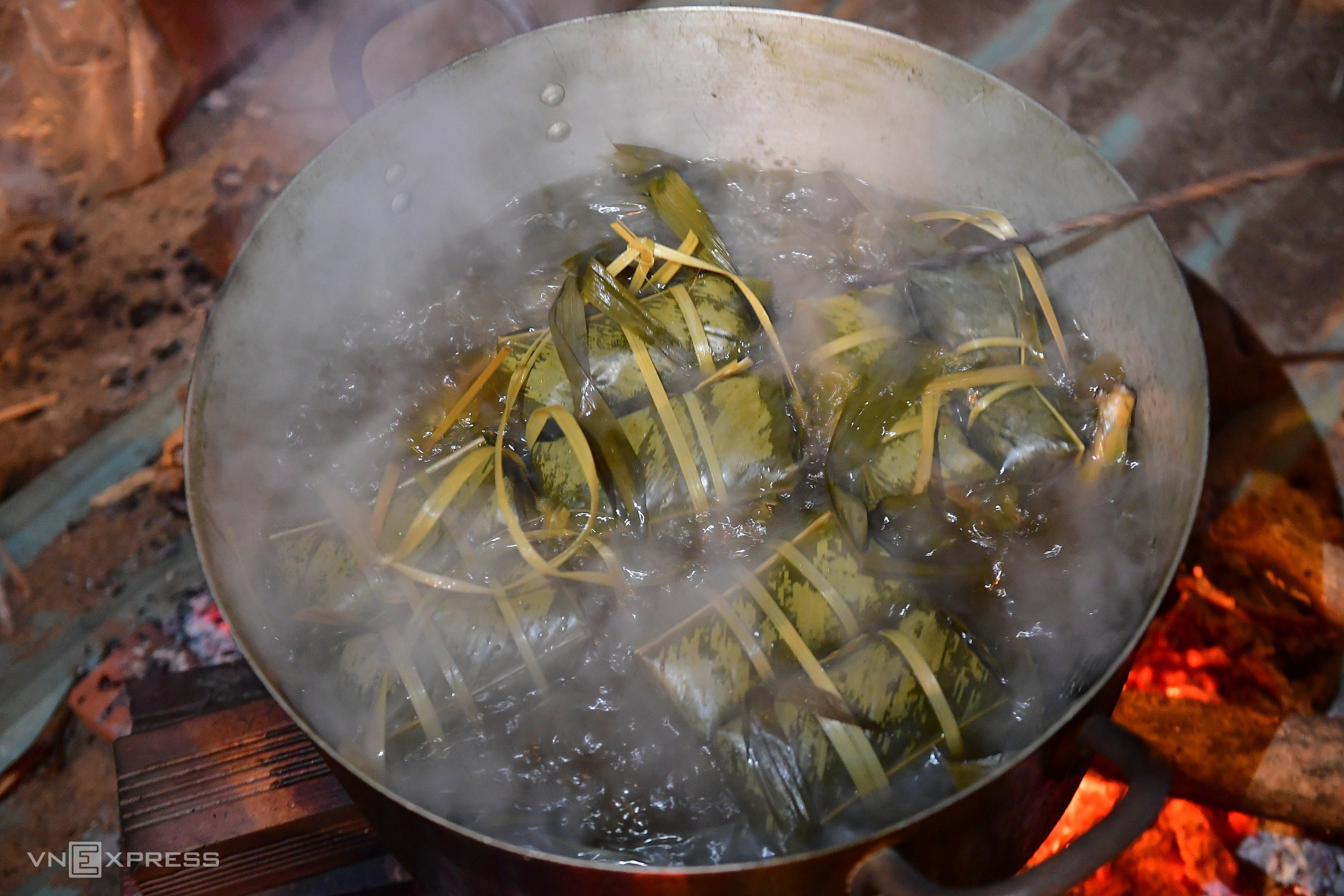 Nấu 2.000 bánh tét bên bờ kênh TP HCM tặng người khó khăn - 7