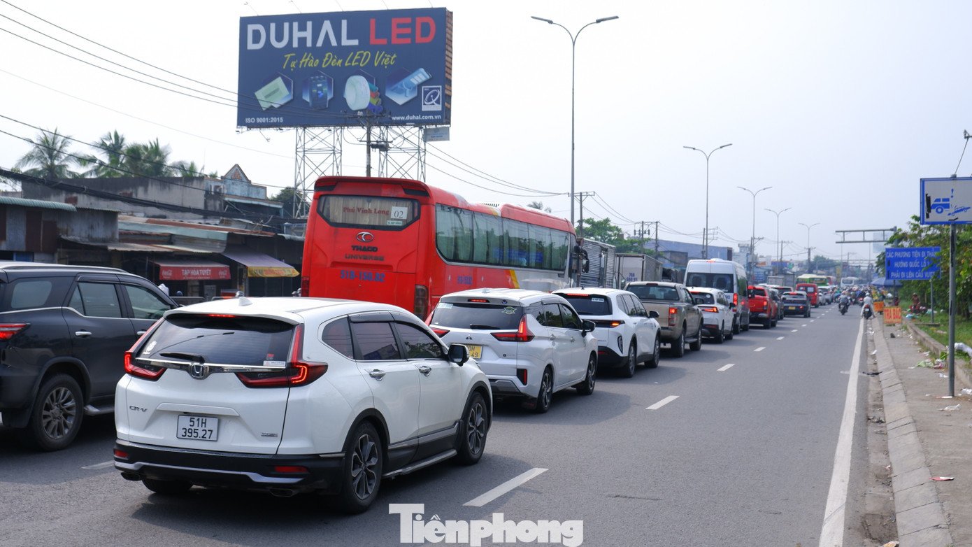 Trên tuyến đường Lê Khả Phiêu, đoạn từ cầu vượt nút giao Bình Thuận đến nút giao Lê Khả Phiêu - Bùi Thanh Khiết (dài khoảng 2,4 km), các làn ô tô chật kín xe.