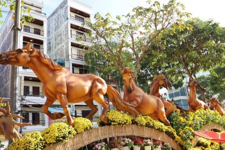 CLIP: Chiêm ngưỡng 8 linh vật ngựa cưỡi trên sóng hoa ở Cần Thơ