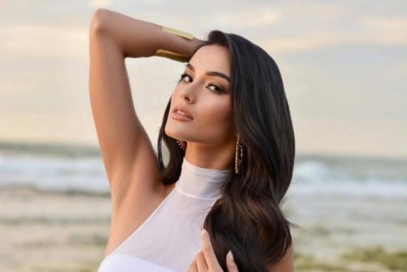 Á hậu cao 1,8 m từ bỏ danh hiệu