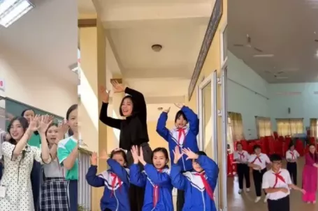 Thầy cô cùng học sinh siêu cấp đáng yêu với trend “Vạn sự như ý” mùa Tết 2026
