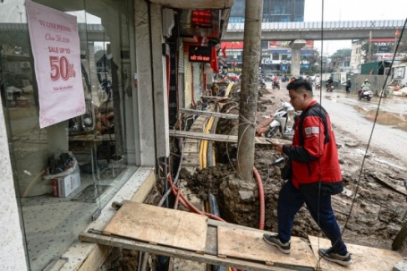 Dự án đường 400 tỷ ở Hà Nội thành 'kênh bùn', dân phải bắc cầu tạm vào nhà