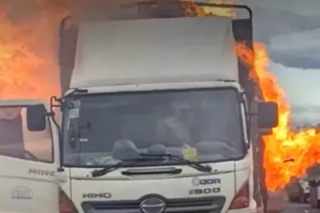 Xe tải bốc cháy đỏ rực trên cao tốc Phan Thiết – Dầu Giây