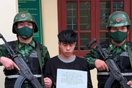 Ôm hàng trăm kg pháo lậu bơi qua sông về Việt Nam