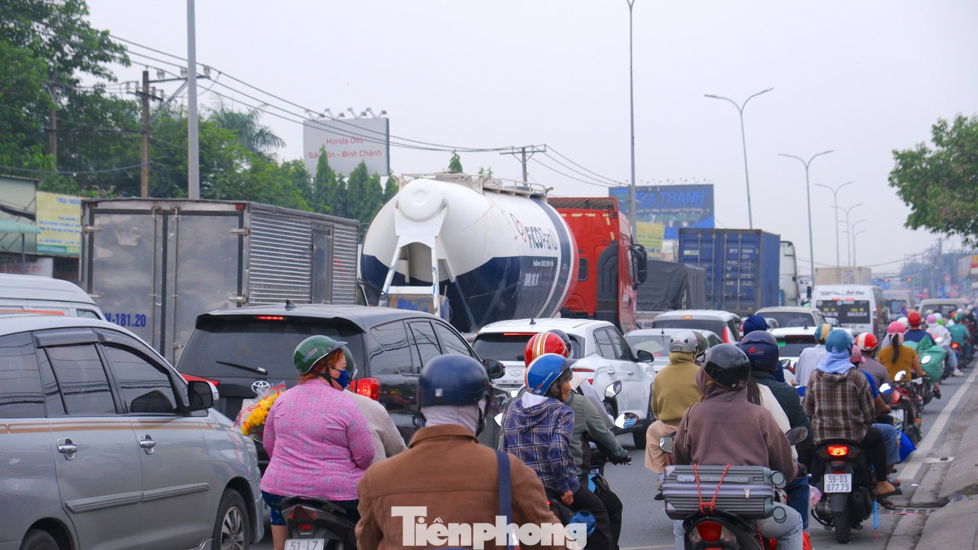 Dòng người và phương tiện di chuyển chậm trên đường Lê Khả Phiêu (đoạn qua xã Bình Chánh) hướng về các tỉnh, thành Miền Tây Nam Bộ.