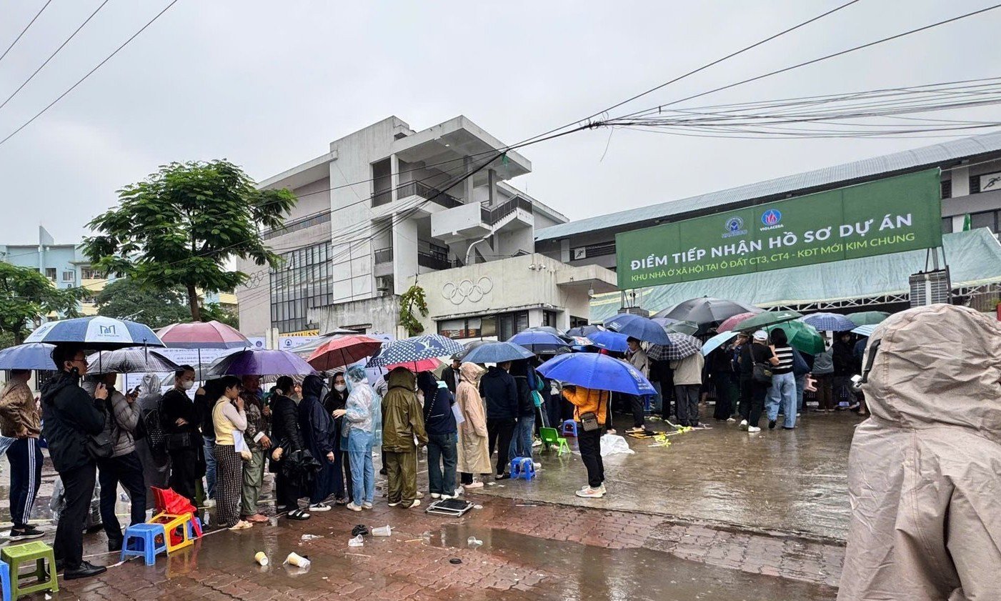 Dự án nhà ở xã hội CT3 Kim Chung từng gây “sốt” ngay khi mở nhận hồ sơ trong bối cảnh nguồn cung nhà giá rẻ khan hiếm, giá nhà thương mại liên tục neo cao. Thời điểm đầu tiếp nhận, hàng trăm người dân đã có mặt từ nửa đêm, xếp hàng xuyên đêm với hy vọng nộp được hồ sơ sớm. Thậm chí, những ngày sau đó, người dân phải "đội mưa" xếp hàng chờ bấm số.