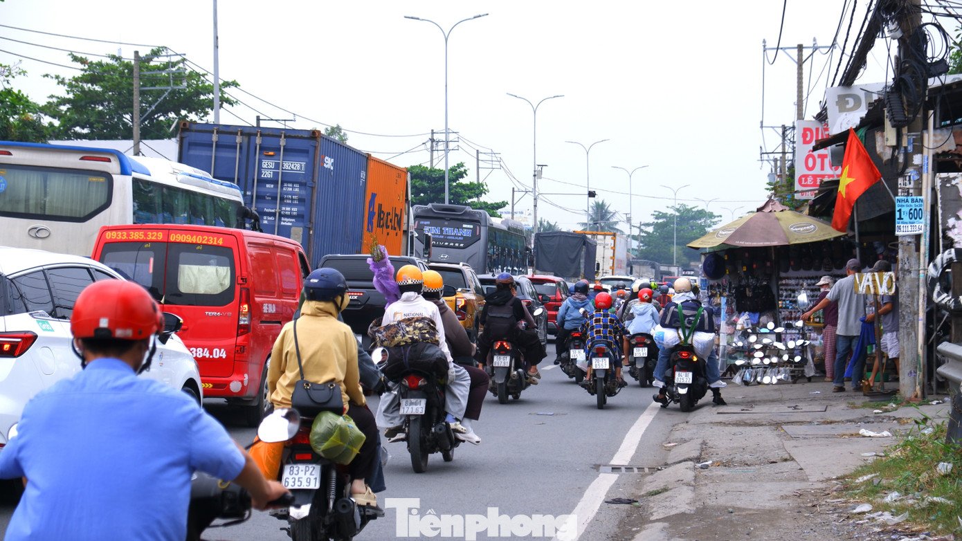 Dòng người và phương tiện di chuyển chậm trên đường Lê Khả Phiêu (đoạn qua xã Bình Chánh) hướng về các tỉnh, thành Miền Tây Nam Bộ.