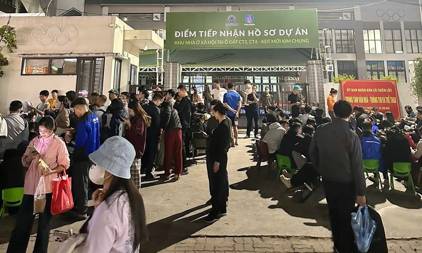 Dự án nhà ở xã hội CT3 Kim Chung từng gây “sốt” ngay khi mở nhận hồ sơ trong bối cảnh nguồn cung nhà giá rẻ khan hiếm, giá nhà thương mại liên tục neo cao. Thời điểm đầu tiếp nhận, hàng trăm người dân đã có mặt từ nửa đêm, xếp hàng xuyên đêm với hy vọng nộp được hồ sơ sớm. Thậm chí, những ngày sau đó, người dân phải "đội mưa" xếp hàng chờ bấm số.