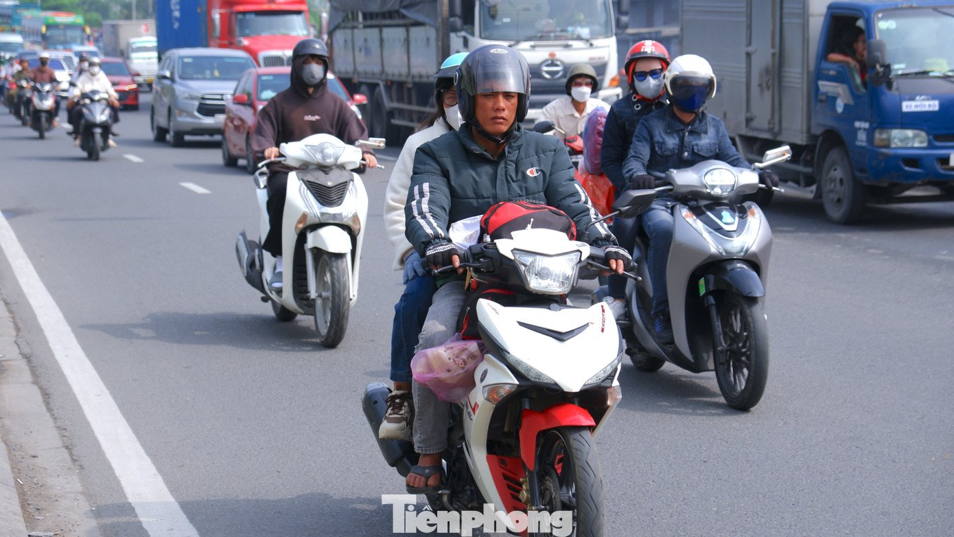 Người dân đội nắng rời TPHCM về quê nghỉ Tết.