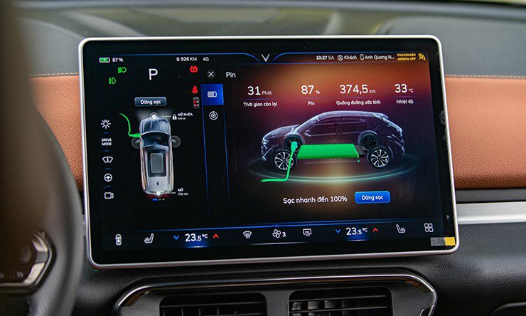 Trung tâm táp-lô nổi bật với màn hình thông tin giải trí cảm ứng kích thước lên tới 15.4 inch.