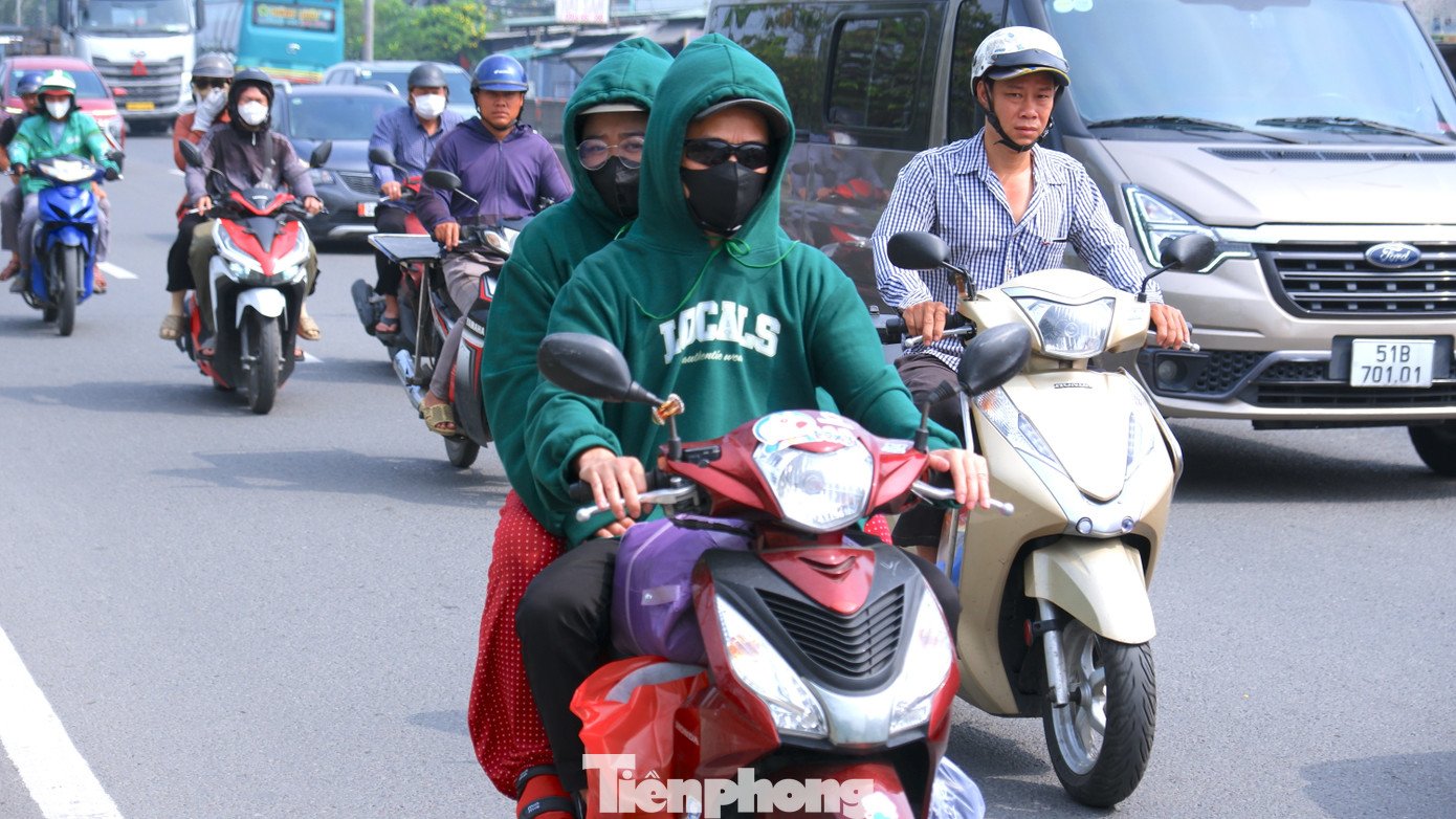 Người dân đội nắng rời TPHCM về quê nghỉ Tết.