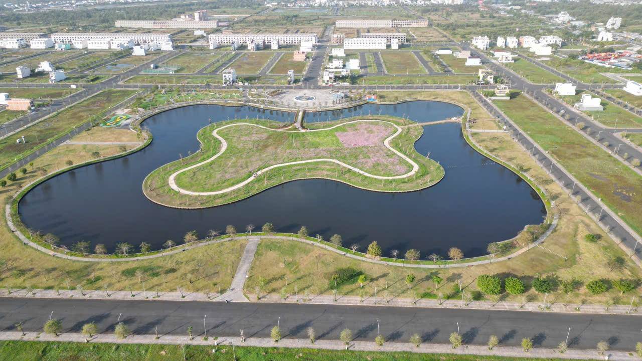Pic 3: Toàn cảnh Đảo Ngũ Phúc - khu vực lõi hồ sinh thái thuộc Công viên 4 mùa Dream Park.