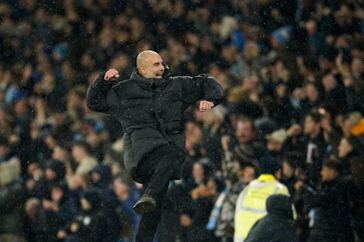 Pep Guardiola ăn mừng đầy phấn khích ngoài đường biên