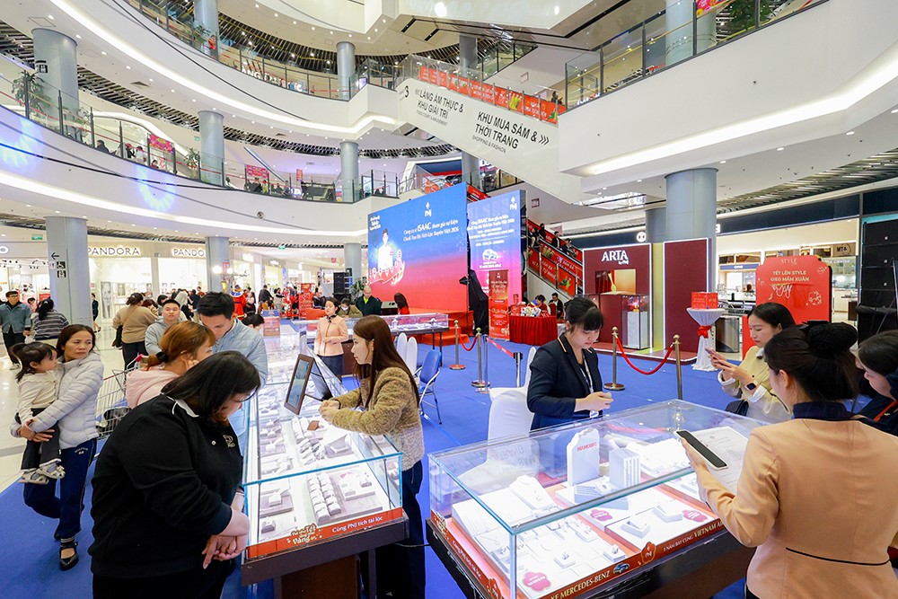 Mua vàng ngày Thần Tài là cột mốc khởi động kế hoạch tài chính của nhiều người. Ảnh: PNJ