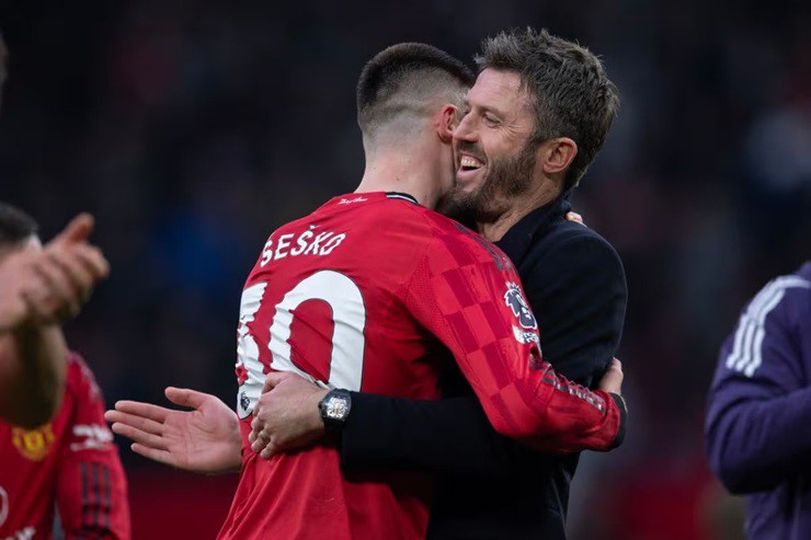 Sesko được Carrick ôm chúc mừng sau bàn thắng muộn vào lưới Fulham