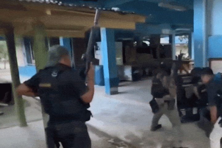 Khoảnh khắc cảnh sát khống chế nghi phạm xả súng trường học ở Thái Lan