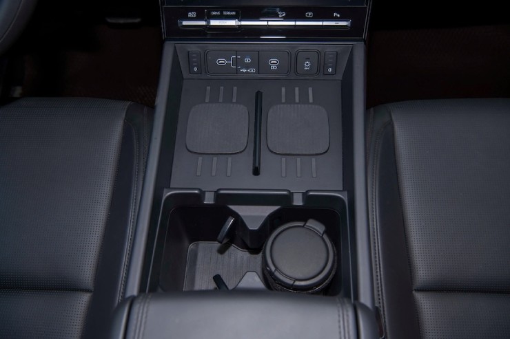 Đối sánh Hyundai Santa Fe và Mazda CX-8 trong SUV 7 chỗ ngồi - 10