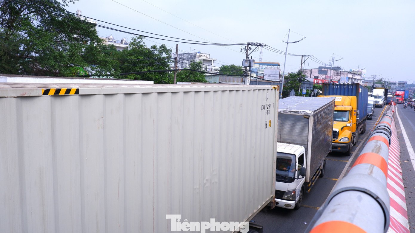 Tình trạng ùn ứ nghiêm trọng nhất xảy ra tại khu vực chân cầu vượt nút giao Bình Thuận khi các phương tiện tách làn từ đường Lê Khả Phiêu rẽ phải vào đường dẫn cao tốc TPHCM - Trung Lương. Do lượng xe đổ dồn về cao tốc quá đông, dòng ô tô xếp hàng dài hàng trăm mét, di chuyển rất chậm.