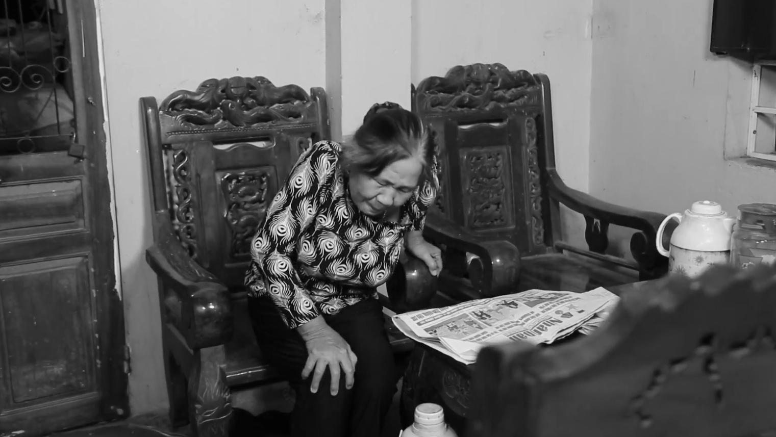 Tình trạng đau vai gáy, đau lưng lan xuống chân khiến bác Bẩy gặp nhiều khó khăn trong công việc, cuộc sống