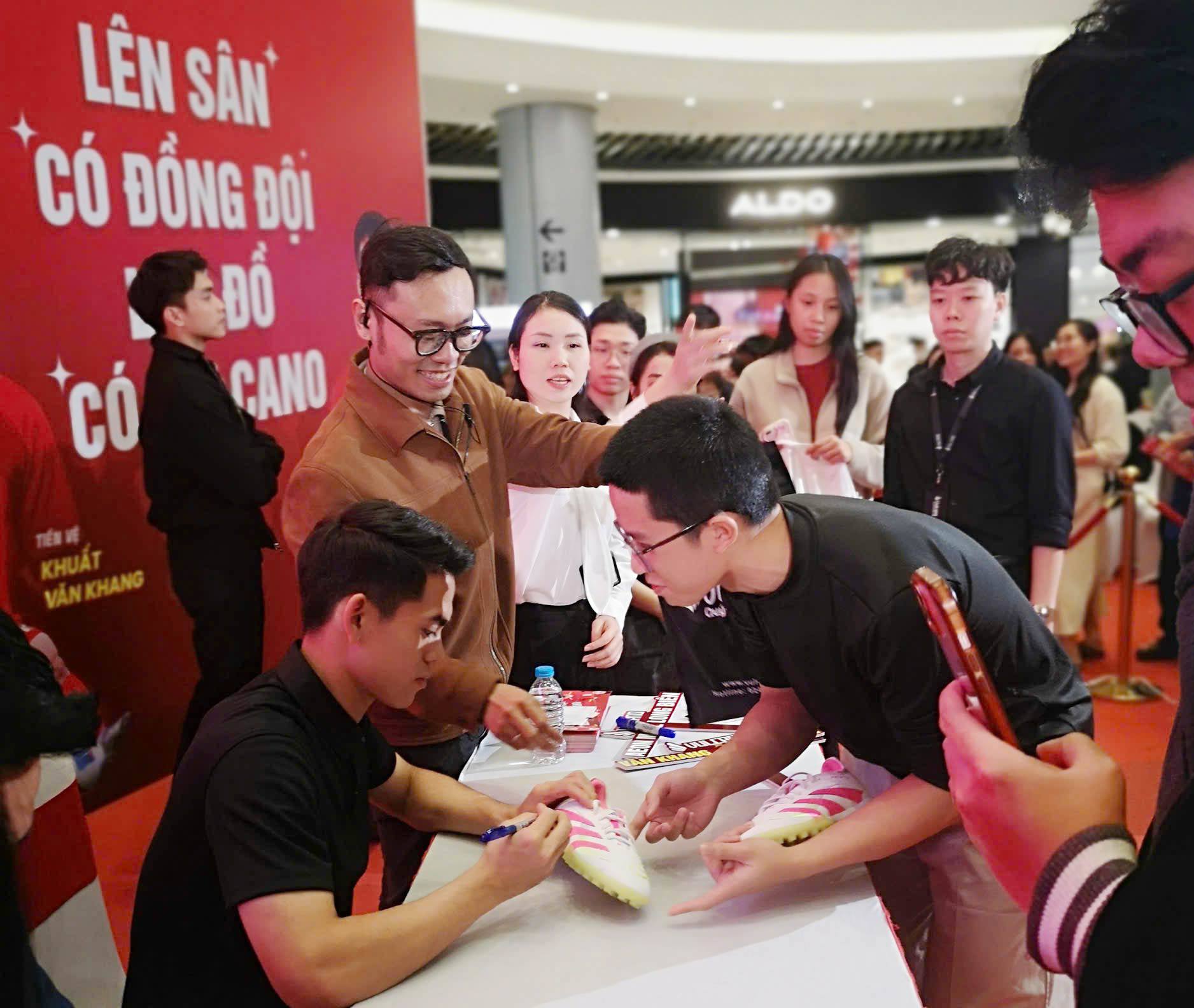 Khuất Văn Khang lần đầu tham gia sự kiện và kí tặng cho người hâm mộ ở Hà Nội