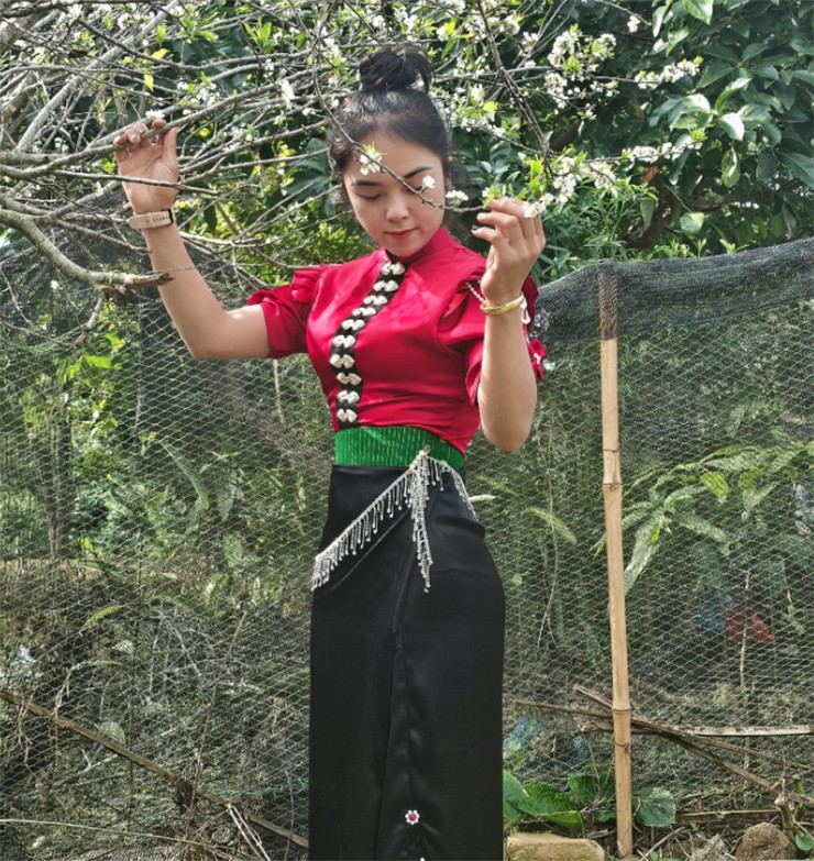 Nữ võ sĩ thích mặc đồ dân tộc của mình, tham gia các trò chơi dân gian trong dịp Tết