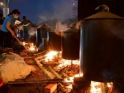 Nấu 2.000 bánh tét bên bờ kênh TP HCM tặng người khó khăn