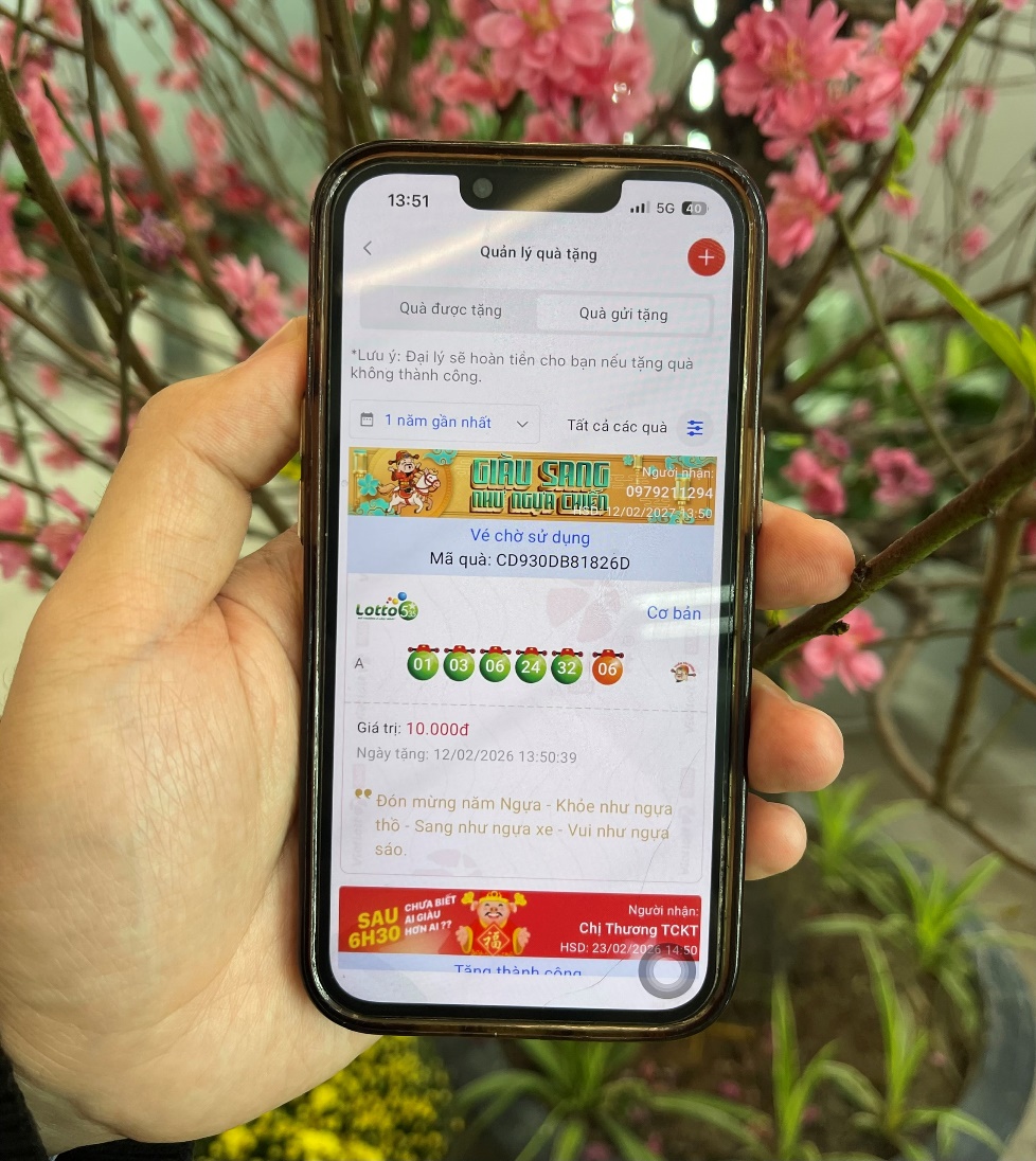 Người chơi cũng có thể tặng vé số qua kênh điện thoại cùng những lời chúc vui vẻ cho năm mới