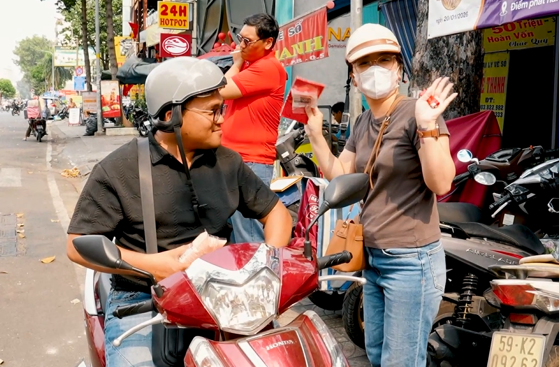 Anh Huy cùng người thân tới mua vé số Vietlott cầu may tại điểm bán của chị Lệ Hoa.