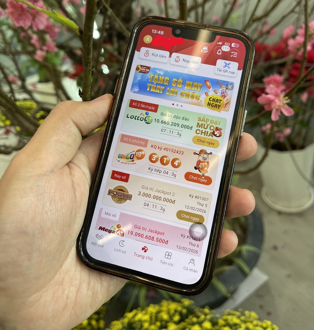 Thử vận may với vé số điện toán là một cách giải trí ngày đầu năm.