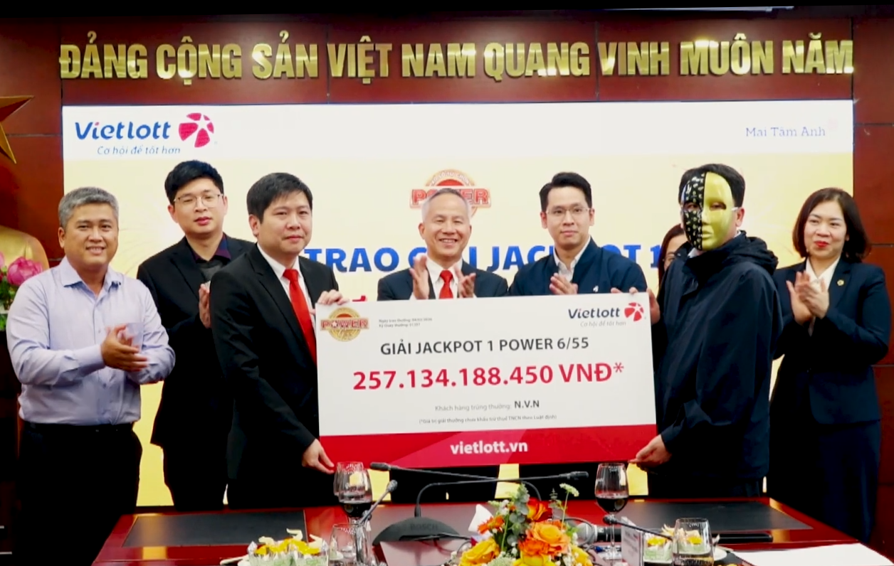 Anh N.V.N (đeo mặt nạ) nhận Jackpot 1 hơn 257 tỷ đồng.