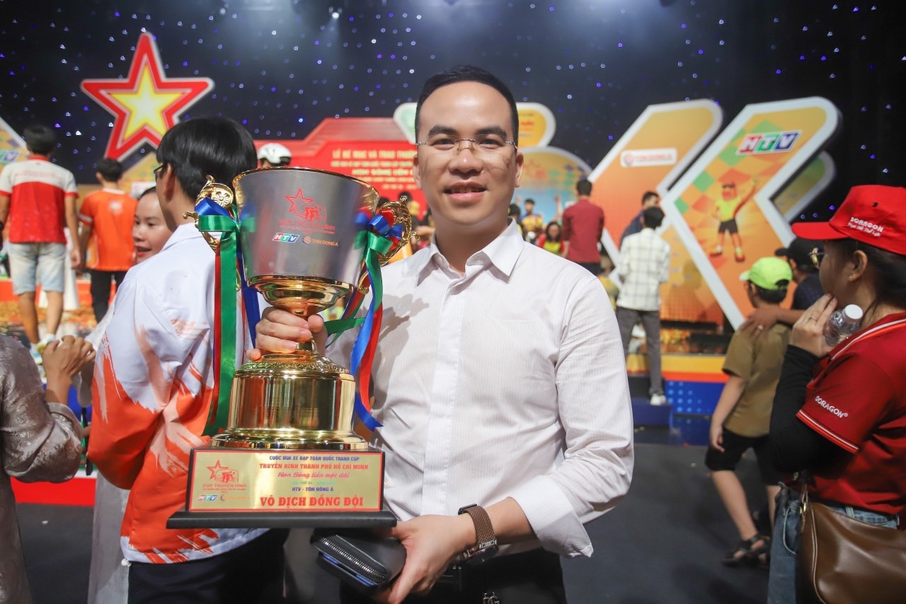 Ông Trần Việt Tân chung vui cùng chiến thắng đội đua xe đạp TP.HCM VINAMA.