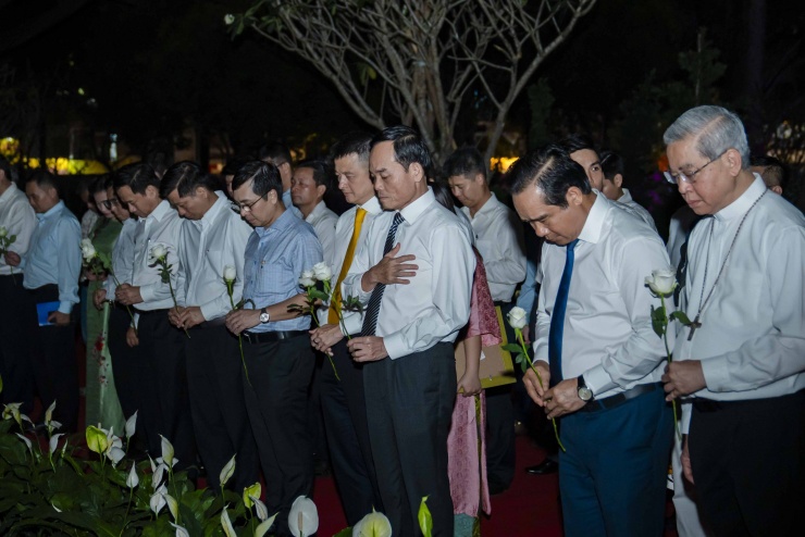 Lãnh đạo TPHCM tưởng niệm các nạn nhân COVID-19