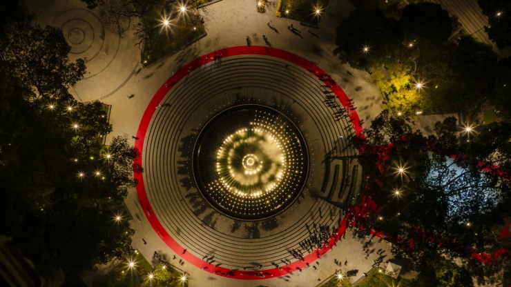 Về đêm, không gian này trở nên lung linh với 360 ngọn nến nước và gần 1.000 điểm sáng, tạo thành một "khu rừng ánh nến" lặng lẽ tưởng niệm những người đã khuất.