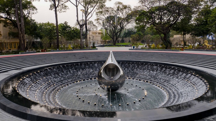 Điểm nhấn xúc động nhất của công viên chính là Quảng trường trung tâm với Tượng đài Giọt Nước. Được thiết kế từ inox gương cao 6m, tượng đài phản chiếu hình bóng của mỗi người khách tham quan, gửi gắm thông điệp: Nỗi buồn đại dịch COVID-19 không của riêng ai mà được sẻ chia bởi tất cả.