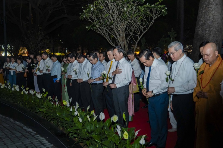 Lãnh đạo TPHCM tưởng niệm các nạn nhân COVID-19