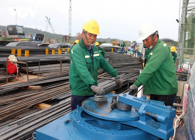 Các nhà thầu luôn đảm bảo lượng lớn công nhân làm việc xuyên tết, đáp ứng yêu cầu tiến độ