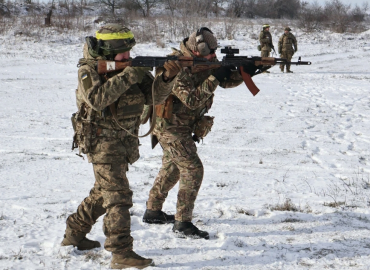 Lính Ukraine chống chọi băng giá trên chiến hào: “Nếu không khô ráo, bạn sẽ chết” - 1