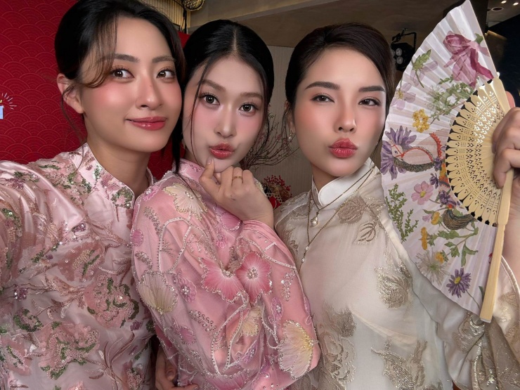 Mới đây, Lương Thùy Linh đã xuất hiện rạng rỡ bên Kỳ Duyên và Thiên Ân trong một sự kiện diễn ra những ngày cuối năm. Không chỉ hội ngộ trên thảm sự kiện, Lương Thùy Linh, Kỳ Duyên và Thiên Ân còn tranh thủ ghi lại nhiều khoảnh khắc hậu trường đầy thân thiết.