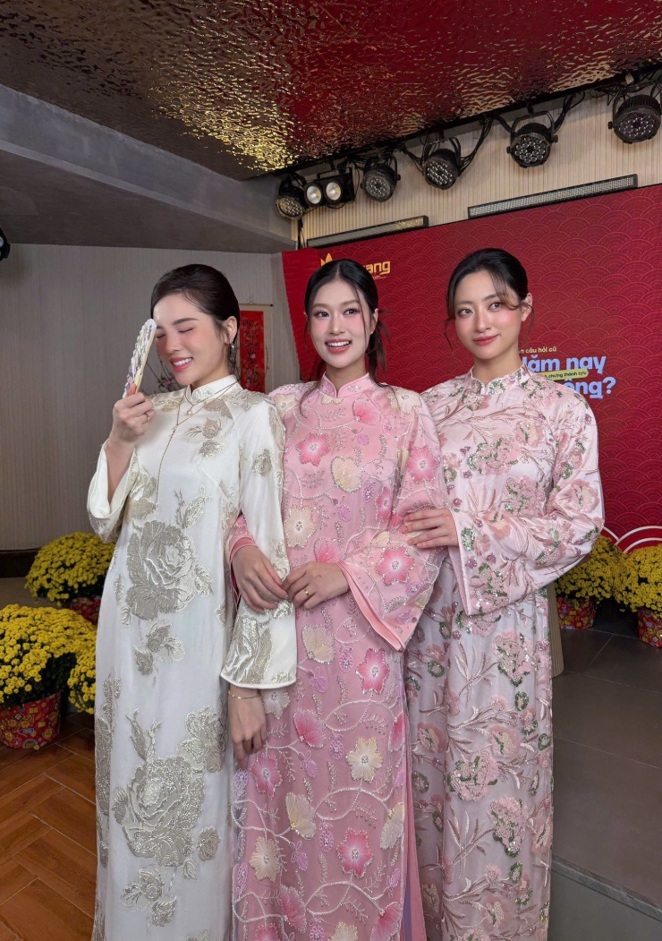 Bộ ba người đẹp nhanh chóng trở thành tâm điểm với hình ảnh duyên dáng trong tà áo dài mang tông màu nữ tính, nhẹ nhàng.