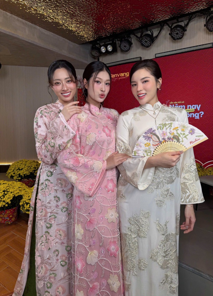Vẻ rạng rỡ của 3 nàng hậu khi chung khung hình.