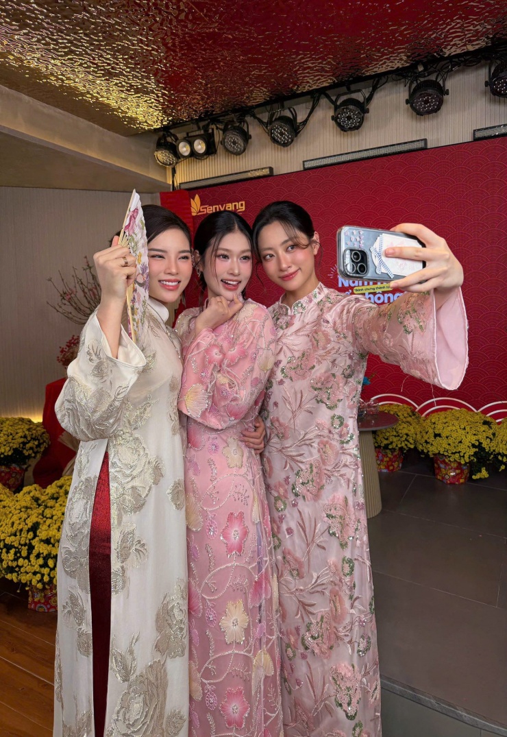 3 nàng hậu chụp ảnh nhí nhí với nhau trong hậu trường. Cả 3 người đẹp đều lựa chọn phong cách trang điểm trong trẻo, kiểu tóc điệu đà, tôn lên nét thanh lịch.