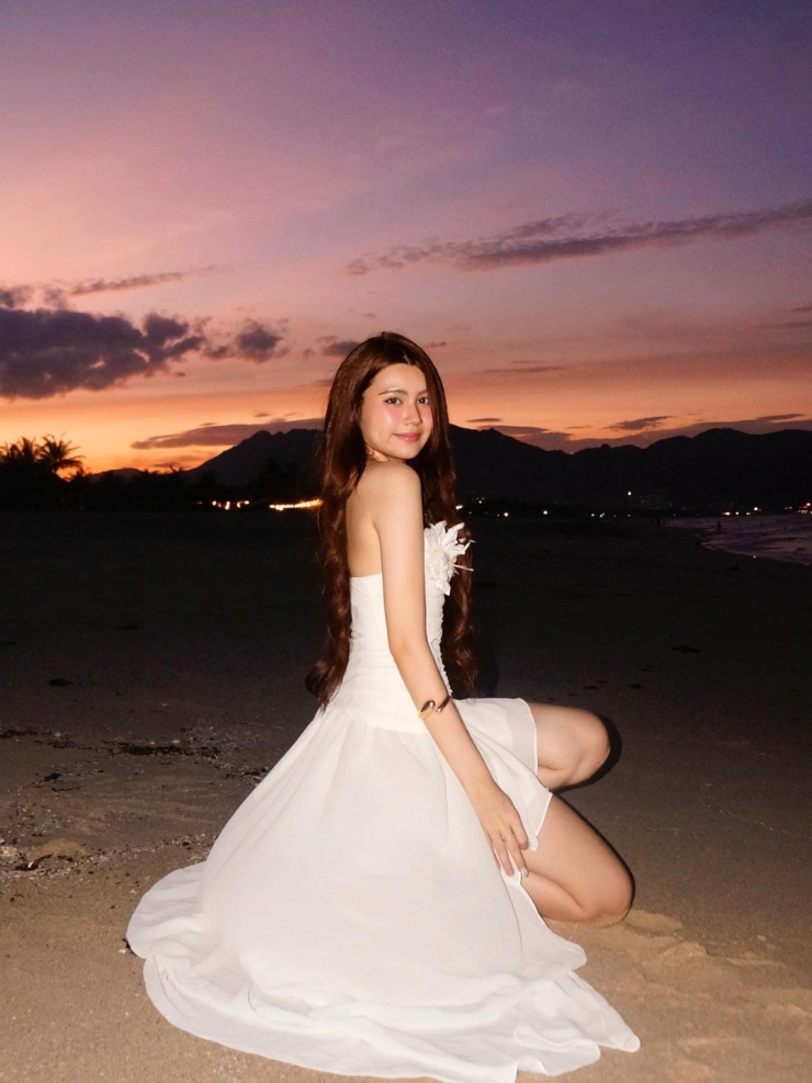 Các kiểu trang phục phom cúp ngực cũng giúp Hạt Dẻ khoe vai trần và cánh tay thon thả.