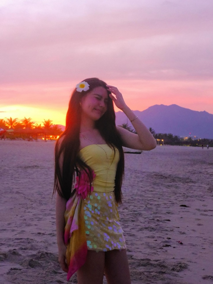 Phong cách ăn mặc của hot girl bám sát các xu hướng thịnh hành của giới trẻ Gen Z, đi theo hướng phóng khoáng, thể hiện cá tính riêng.