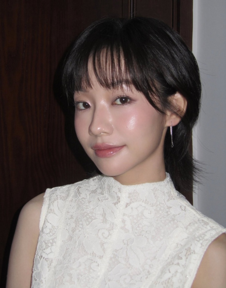 Hoàng Hà chia sẻ Chi là một trong những vai diễn khiến cô áp lực nhất từ trước đến nay. Đây là nhân vật không cho phép diễn viên diễn nhiều mà phải sự tiết chế để cảm xúc được thể hiện một cách tự nhiên. Để hóa thân trọn vẹn vào vai Chi, nữ diễn viên đã dành nhiều thời gian tìm hiểu tâm lý người khiếm thính, điều chỉnh nhịp diễn và cách biểu đạt.