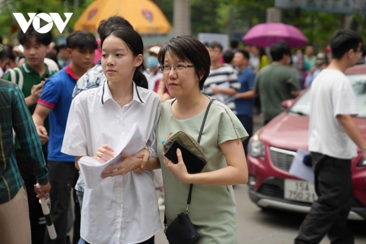 Áp lực thi cử tập trung ở đô thị đông dân, nơi thiếu trường lớp khiến cạnh tranh đầu vào ngày càng lớn.