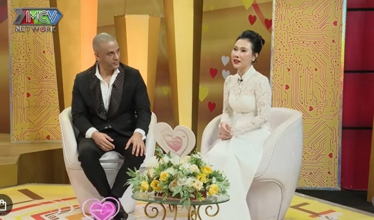 Yến Nhi và Michael trên sóng Vợ chồng son. Ảnh cắt từ clip 