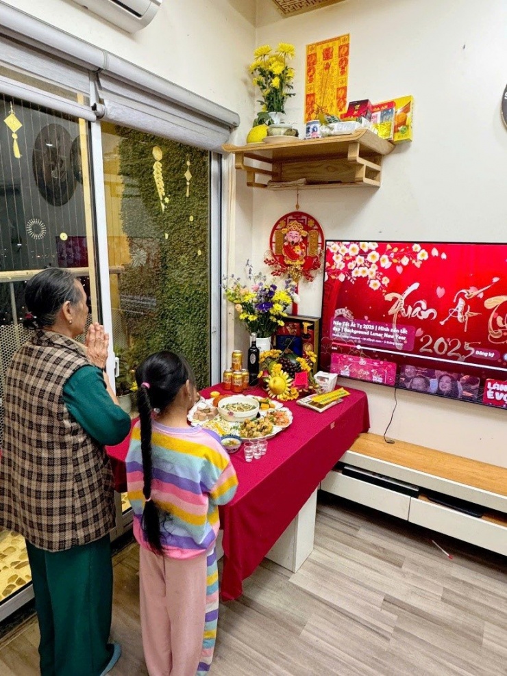 Lần đầu đón cái Tết không phải trên quê hương, trong lòng mẹ mênh mang nhiều nỗi buồn khó tả