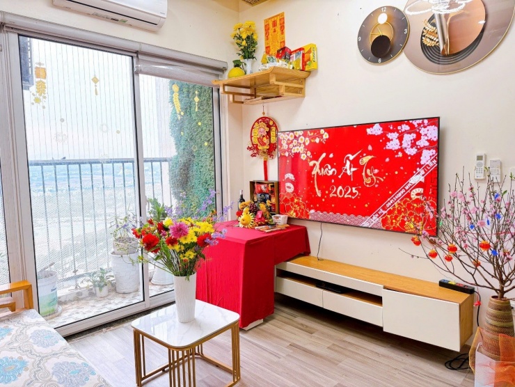 Dù không về quê đón Tết, mẹ con tôi vẫn cùng nhau sửa soạn chỉn chu một cái Tết đủ đầy trong căn hộ chung cư nơi phố thị